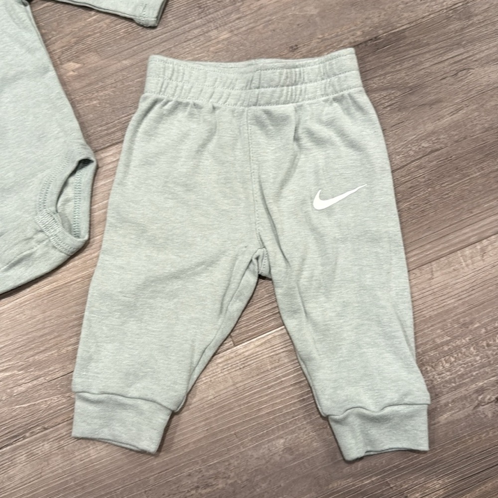 Nike Infant Gray Outfit Set - Picture 2 of 3